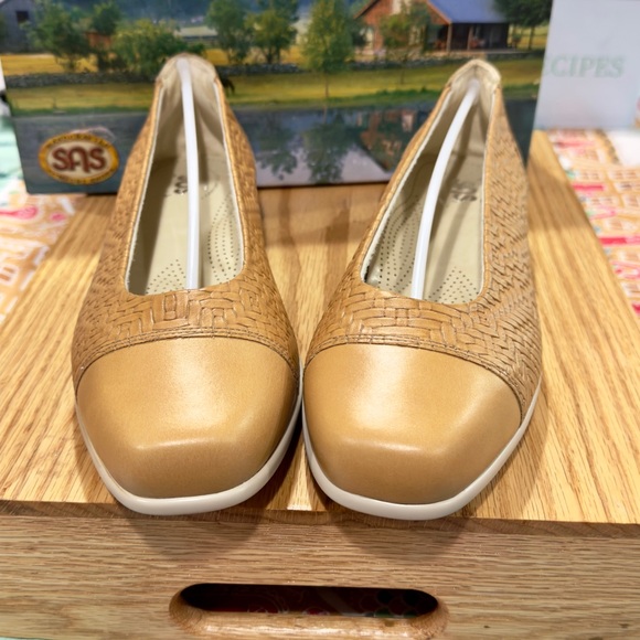 SAS Women's Maui wheat size 10 flats brand new with box;tri-pad comfort - Picture 8 of 13